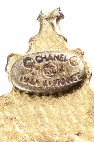 Chanel Womens Vintage Gold Tone White Enamel Snowﬂake Huggie Earrings